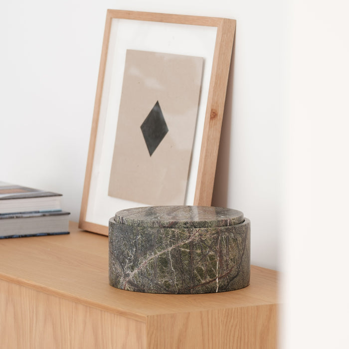 Aufbewahrungsschale aus Travertin mit Deckel – Waldgrüner Sandstein – H12 cm